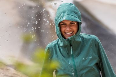 Die Wassersäule gibt an, wie wasserdicht Stoffe sind. (© Vaude)