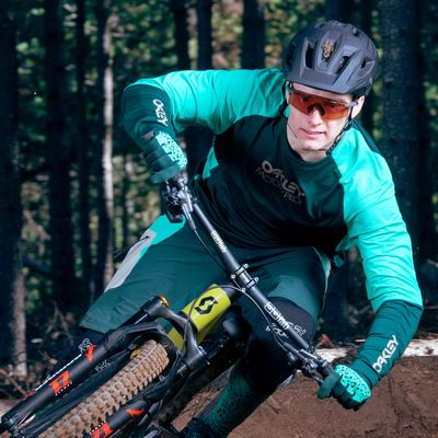 Ob sich eher ein Microshell oder Hardshell Helm empfiehlt, ist vom Einsatzgebiet abhängig. (Foto: Oakley)