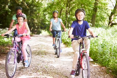 Ob allein oder mit der Familie – eine Radtour im Sommer macht immer Spaß.
