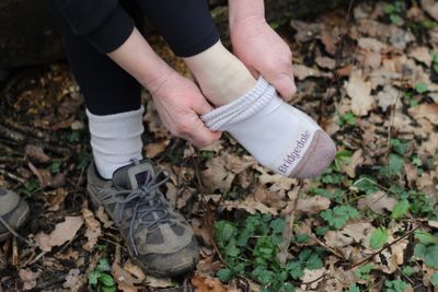 Kurze Wandersocken und leichte Hikingschuhe – für entspannte Tagestouren eine bewährte Kombination.
