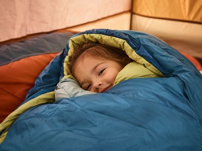Wohlig warm eingepackt – ein gut passender Schlafsack lässt Freiraum, hält aber keine unnötige Kaltluft im Inneren.