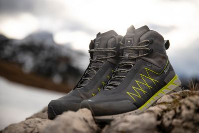 Zuerst müssen die Schuhe trocknen.
