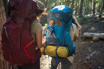 Osprey entwickelt Modelle für Damen und Herren, um die Passform optimal an den Körper anzupassen.