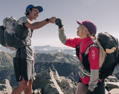 Mit 40–50 Litern lässt sich ein Fastpacking-Setup noch laufbar am Rücken tragen – vorausgesetzt, das Basisgewicht stimmt.