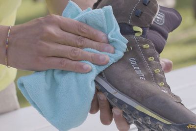 Wildlederschuhe werden mit einem feuchten Tuch gereinigt.