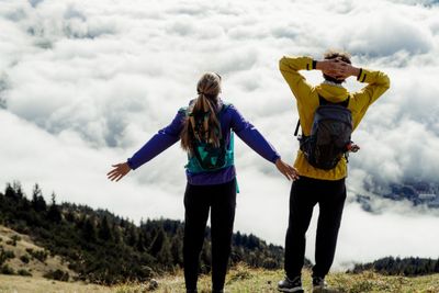 Mit einer guten Regenjacke erreichst du den Gipfel trocken. 