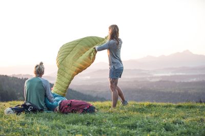 Tägliches Lüften ist Pflicht – nach jeder Nacht braucht die Daune frische Luft, um die aufgenommene Feuchte wieder abzugeben.