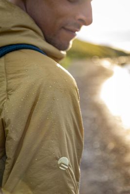 Ob Nieselregen oder Wolkenbruch – wie lange deine Jacke dichthalten muss, bestimmt dein Einsatzgebiet.