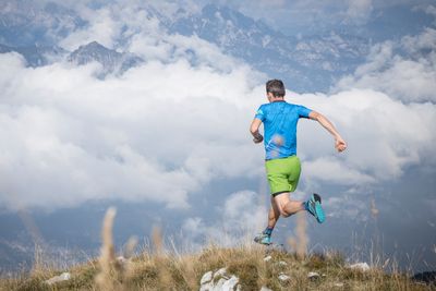 Marken wie Karpos und viele mehr haben Kollektionen speziell für Trail Runner.