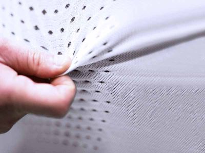 Die Maske überzeugt durch ihren elastischen Stoff