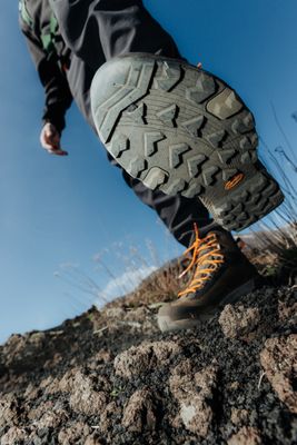 Kompaktes Profil mit flachen Stollen – auf Fels und hartem Untergrund die bessere Wahl, da mehr Gummi aufliegt.