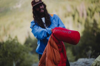 Auch klamm eingepackt verliert Kunstfaser kaum Isolationskraft – ideal für feuchte Touren.