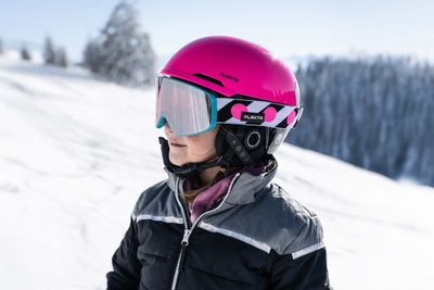 Skihelme und -brillen schützen vor Stürzen und UV-Strahlen.