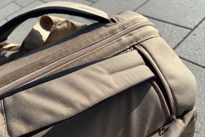 Mit Schultergurten kann sie als Rucksack getragen werden.