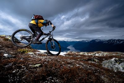 Volle Konzentration auf dem Trail – ein guter Bikerucksack bleibt auch auf ruppigen Abfahrten stabil am Rücken.