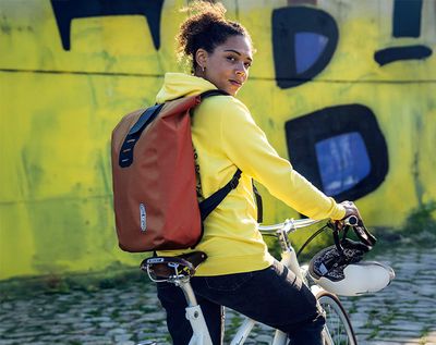 Entspannt durch die Stadt – für den täglichen Arbeitsweg reicht oft ein wasserfester Daypack mit Rolltop-Verschluss.