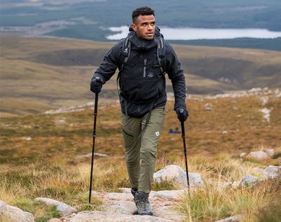 Steinige Pfade, steile Abstiege – hier zeigen Wanderstöcke, was sie können.