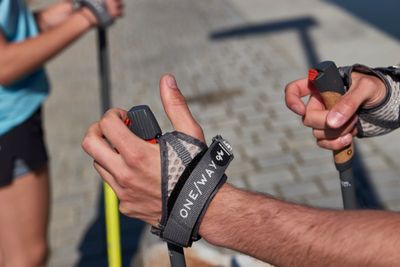 Das Schlaufensystem sorgt dafür, dass du den Stock aktiv nach hinten führen und loslassen kannst – ohne ihn zu verlieren.