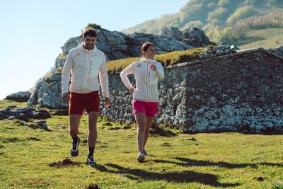 Die Helium Jacke ist perfekt fürs Wandern und zum Trailrunning.