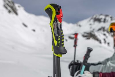 Der Griff des Skistocks soll bequem in der Hand liegen.
