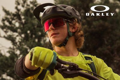 Oakley bietet hochwertige Radausrüstung und -Bekleidung für Hobby-Sportler und Profis.
