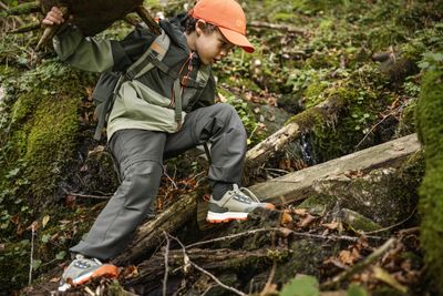 Ob Klettern durchs Gestrüpp oder Rutschen über Baumstämme – ein Kinderrucksack muss einiges wegstecken.