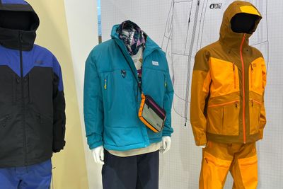 Ein Skianzug von Picture in verschiedenen Orangetönen.