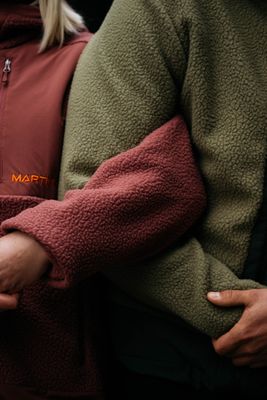 Weich, warm und griffig – die aufgeraute Faserstruktur von Fleece speichert stehende Luft und hält so zuverlässig warm.