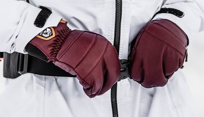 Die Handschuhe werden in den eigenen Fabriken produziert.