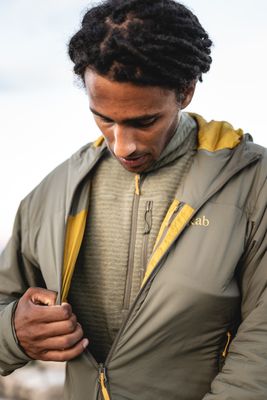 Ob solo getragen, dünner Baselayer oder dicker Fleece darunter – die Softshell passt sich flexibel an.