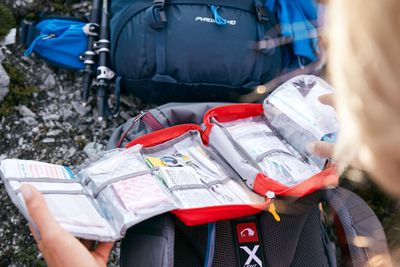 Ein Erste Hilfe Set darf in keinem Rucksack fehlen. (© Tatonka)