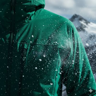 Wasserdicht von außen, atmungsaktiv von innen: Die richtige Membran ist der Schlüssel zu trockener Performance auf Tour.