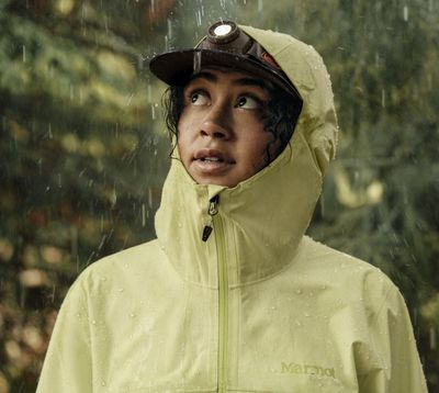 Dreidimensional verstellbar und helmtauglich – so bleibt die Kapuze auch bei Sturm an Ort und Stelle.