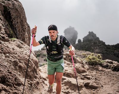 Voller Einsatz im steinigen Gelände – hier spielen Trailrunning-Stöcke ihre Stärke aus.