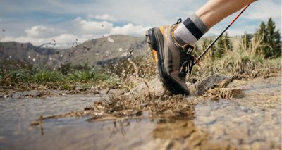 Zügig unterwegs, auch wenn der Trail nass wird – Speed-Hiking-Schuhe verbinden Tempo mit Geländetauglichkeit.