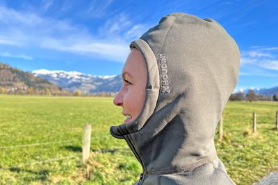 Die Kapuze schützt vor Wind