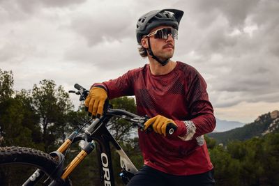 Offroad brauchst du eine Brille, die Lichtwechsel gut darstellt.
