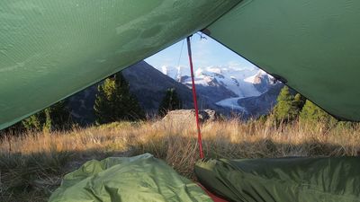 Mit einem Tarp darüber kann der Biwaksack zum Lüften ein Stück offen bleiben.