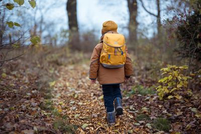 Helle Farben und Reflektoren machen im Herbstnebel und bei Dämmerung den Unterschied.