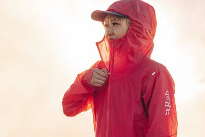 Die Phantom Jacke ist extrem leicht bei zuverlässigem Schutz.