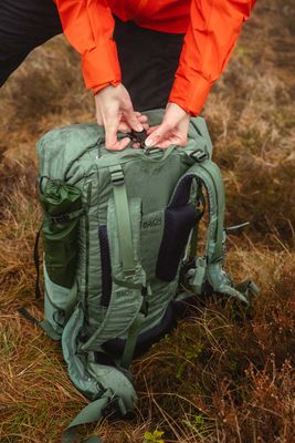 Gepolsterte Träger und ein gut erreichbares Deckelfach – so sieht ein durchdachtes Tragesystem in der Praxis aus.