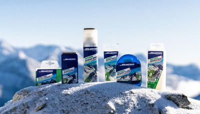Neben Skiwachsen produziert Holmenkol mittlerweile auch Reinigungs- und Pflegeprodukte