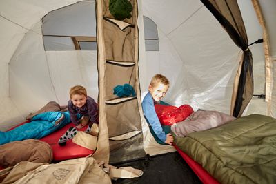 Kunstfaser steckt das volle Kinderprogramm aus Schwitzen, Toben und gelegentlichem Nasswerden am besten weg.