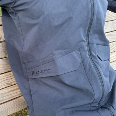 Schlicht sind die Logo-Elemente auf der Jacke