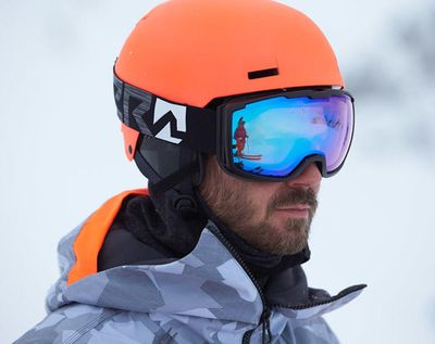 Helme und Skibrillen gehören mittlerweile auch zum Sortiment von Marker