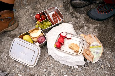 Du solltest immer genügend Flüssigkeit und Verpflegung dabei haben. (© Tatonka)