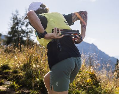 Quer am Rückenfach verstaut sitzen die Stöcke ruhig und beeinträchtigen die Armbewegung im Aufstieg nicht.