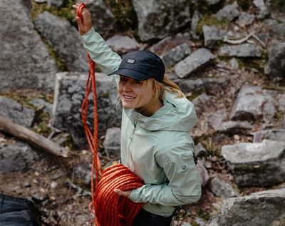 Volle Bewegungsfreiheit: Beim Klettern oder auf Skitour zeigt das elastische Material, was eine Softshell wirklich kann.