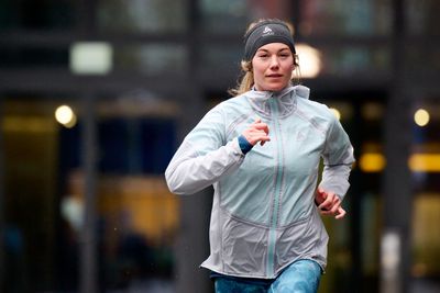 Die Dual Dry Insulated Jacke von ODLO hält dich auch im Herbst warm und trocken.
