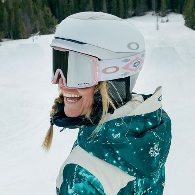 Die Designs der Oakley Signature Line sind in Zusammenarbeit mit bekannten Wintersportlern wie Jamie Anderson entstanden.